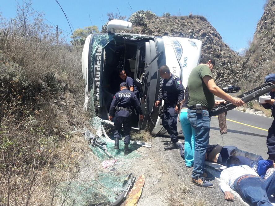 Volcadura de autobús en la carretera México-Tampico deja 20 heridos