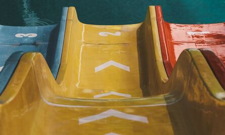 Mujer graba a dos amigas al borde de la muerte en un tobogán resbaladizo y genera polémica