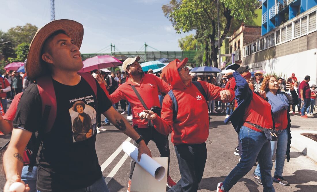 Maestros de la CNTE tomaron, pintaron y hasta lanzaron huevos a las instalaciones de la Coordinación General de Recursos Humanos de la AEF. Foto: de Hugo Salvador. El Universal