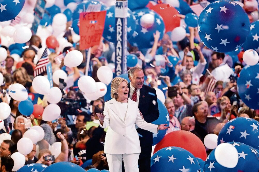 La candidata presidencial demócrata, Hillary Clinton, y su compañero de fórmula, Tim Kaine, al concluir anoche la convención del partido, en Filadelfia (JOHN LOCHER. AP)