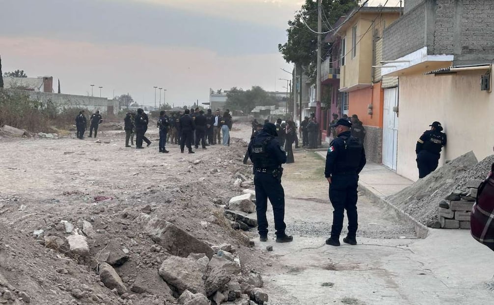 Fuerzas federales, estatales y municipales catean inmueble en Chiconautla, Ecatepec; localizan explosivos, armas y uniformes apócrifos.
Foto: Especial.