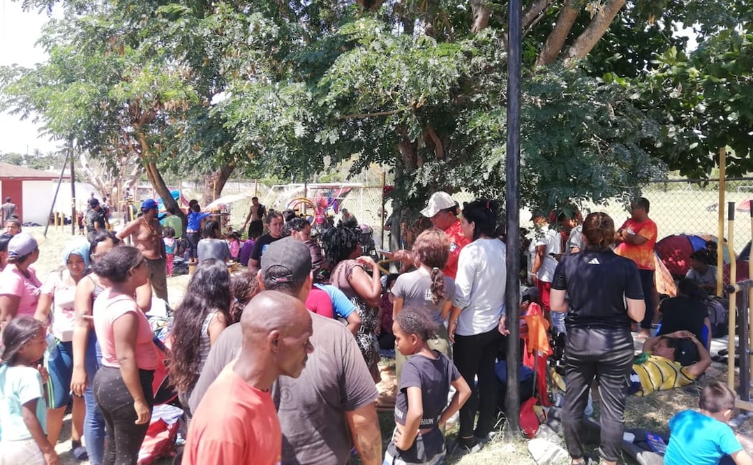 Las familias migrantes se refugiaron en el campo deportivo Emiliano Zapata. Foto: Especial