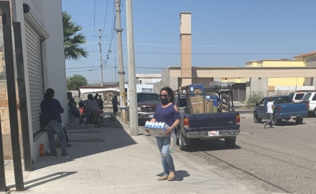 Ignoran cuarentena y hacen enormes filas para comprar cerveza en Sonora