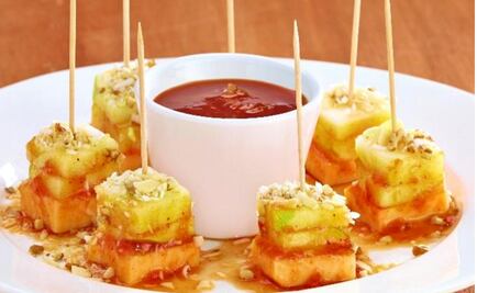 #RECETA ​Brochetas de manzana y queso al chipotle