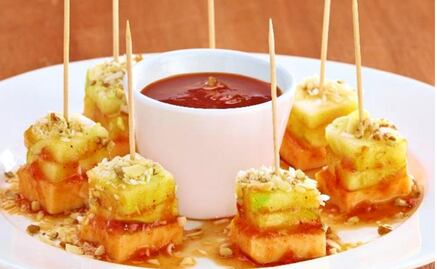 #RECETA Brochetas de manzana y queso al chipotle