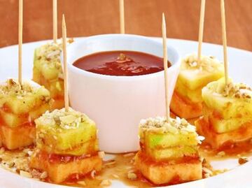 #RECETA Brochetas de manzana y queso al chipotle