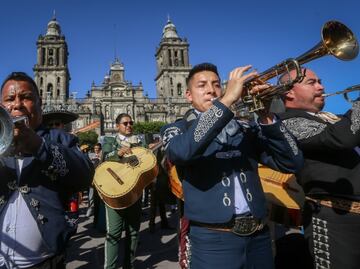 FOTOS: Zócalo de la CDMX vibra con mariachis; mil 122 músicos rompen récord Guinness