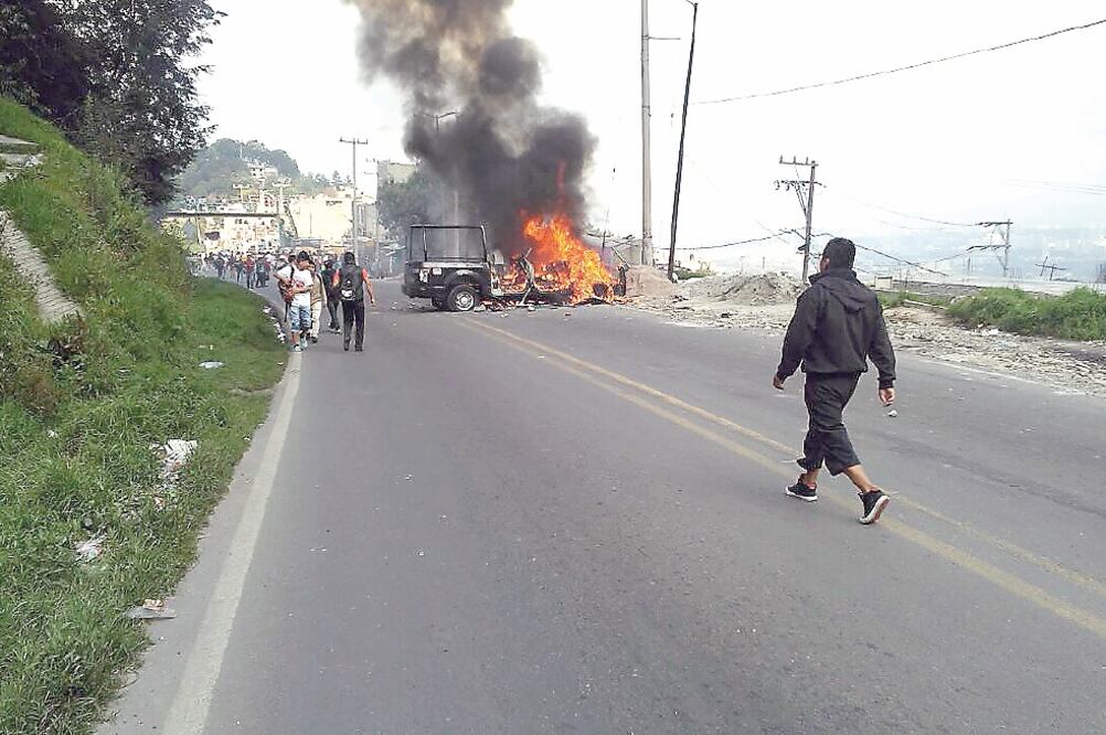 En la confrontación los pobladores destrozaron cinco patrullas, una de las cuales incendiaron, otros habitantes bloquearon de la carretera Naucalpan-Toluca, por más de tres horas. (ESPECIAL)