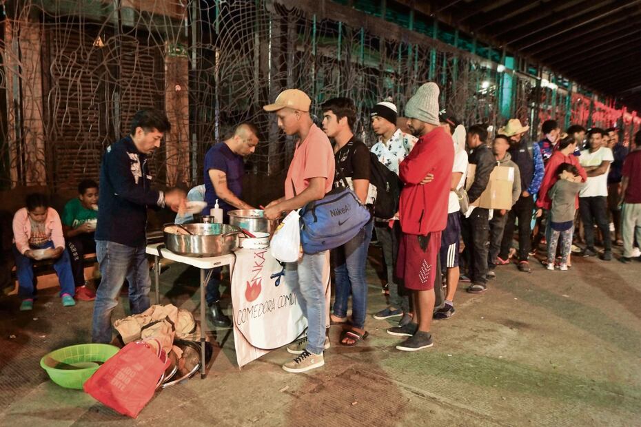 Por medio de donaciones, la comida, preparada con amor y ganas de ayudar, llega a quienes la necesitan, como los migrantes del extranjero. Foto: Edwin Hernández / El Universal