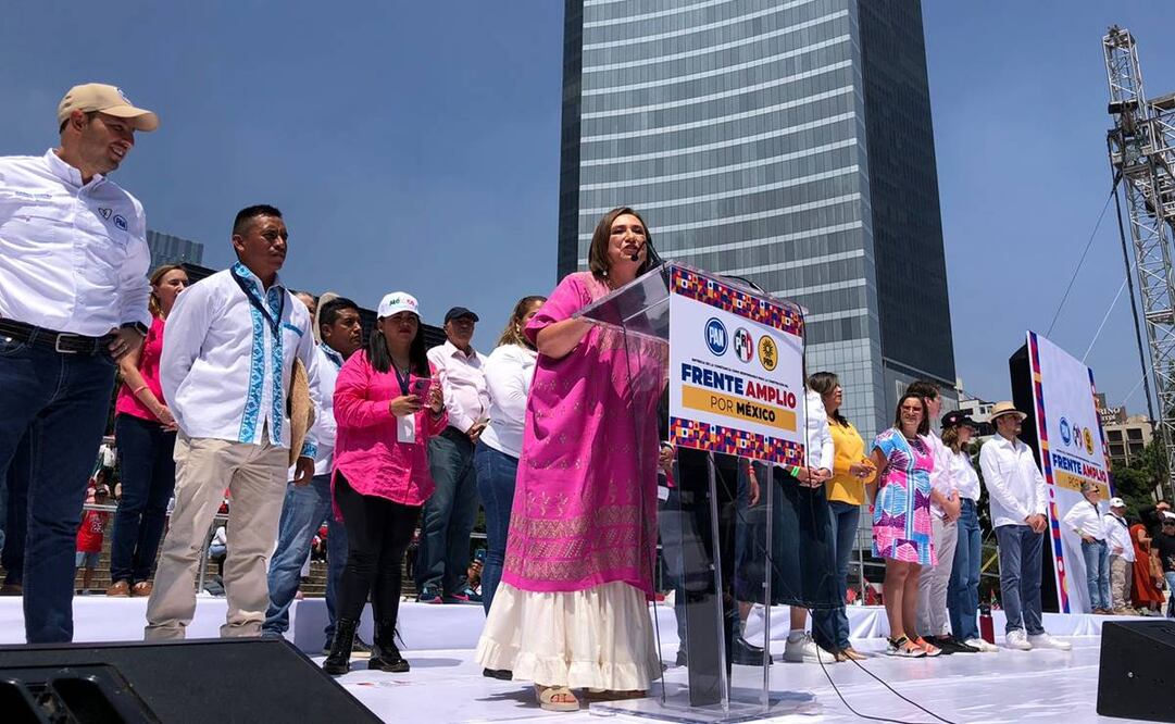Xóchitl Gálvez da discurso en el Ángel de la Independencia tras recibir constancia de candidata presidencial por el Frente Amplio / Foto: Berenice Fregoso. EL UNIVERSAL