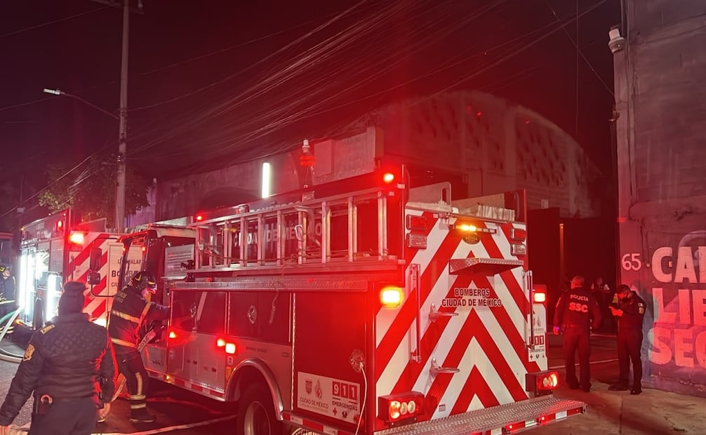 Incendio consume fábrica de fibra de vidrio en Iztapalapa. Foto: Bomberos CDMX