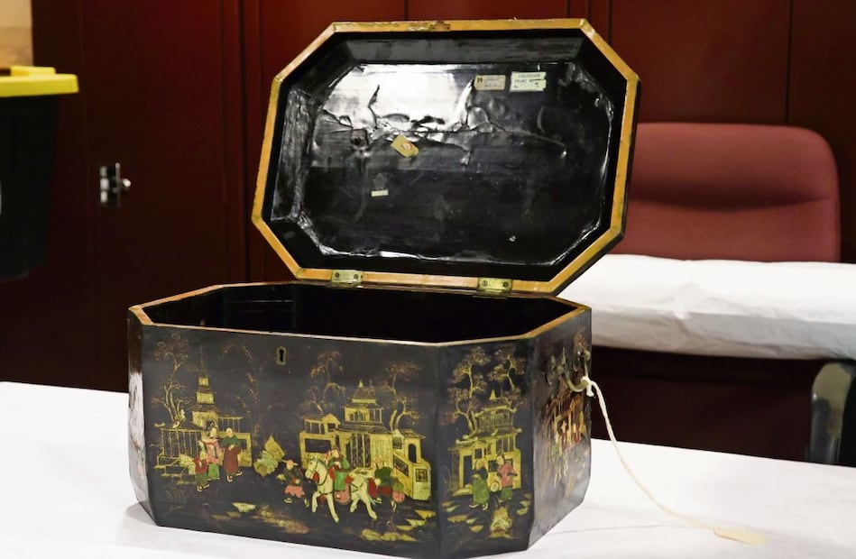 Caja china en laca negra de finales del siglo XVIII. Este objeto fue sometido recientemente a un arduo trabajo de restauración. Crédito: KARLA GUERRERO/EL UNIVERSAL