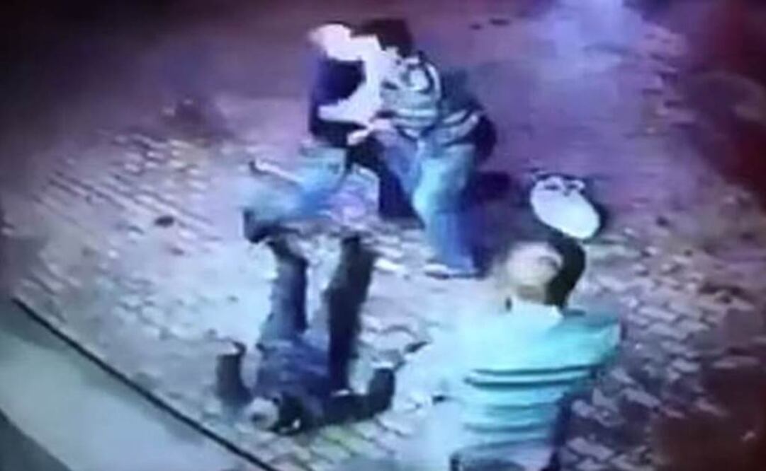 Video: Anciano noquea a dos jóvenes que lo molestaban