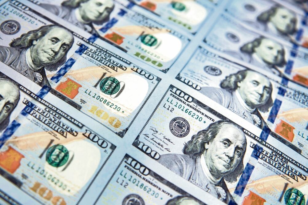 Fluctuación. En medio del pleito con Beijing, el peso mexicano ha logrado ganarle alrededor de 60 centavos al dólar de EU en los últimos días (ARCHIVO. AFP)