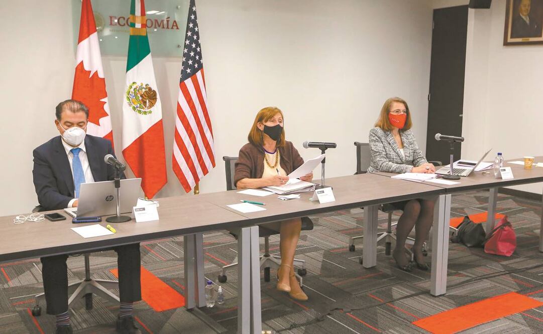 César Remis, representante de la secretaría en EU; Tatiana Clouthier, titular de Economía, y Luz María de la Mora, subsecretaria de Comercio Exterior, durante la primera reunión de la Comisión de Libre Comercio del T-MEC. Foto: Especial.