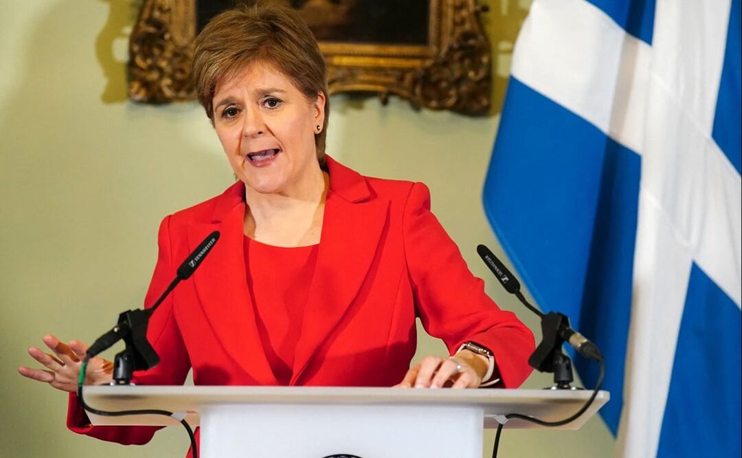 Nicola Sturgeon habla durante una conferencia de prensa en Bute House en Edimburgo, este miércoles. FOTO: AP