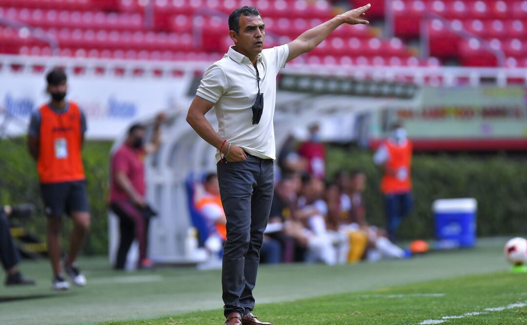 Ricardo Cadena dirigiendo al Tapatío - FOTO: Imago7