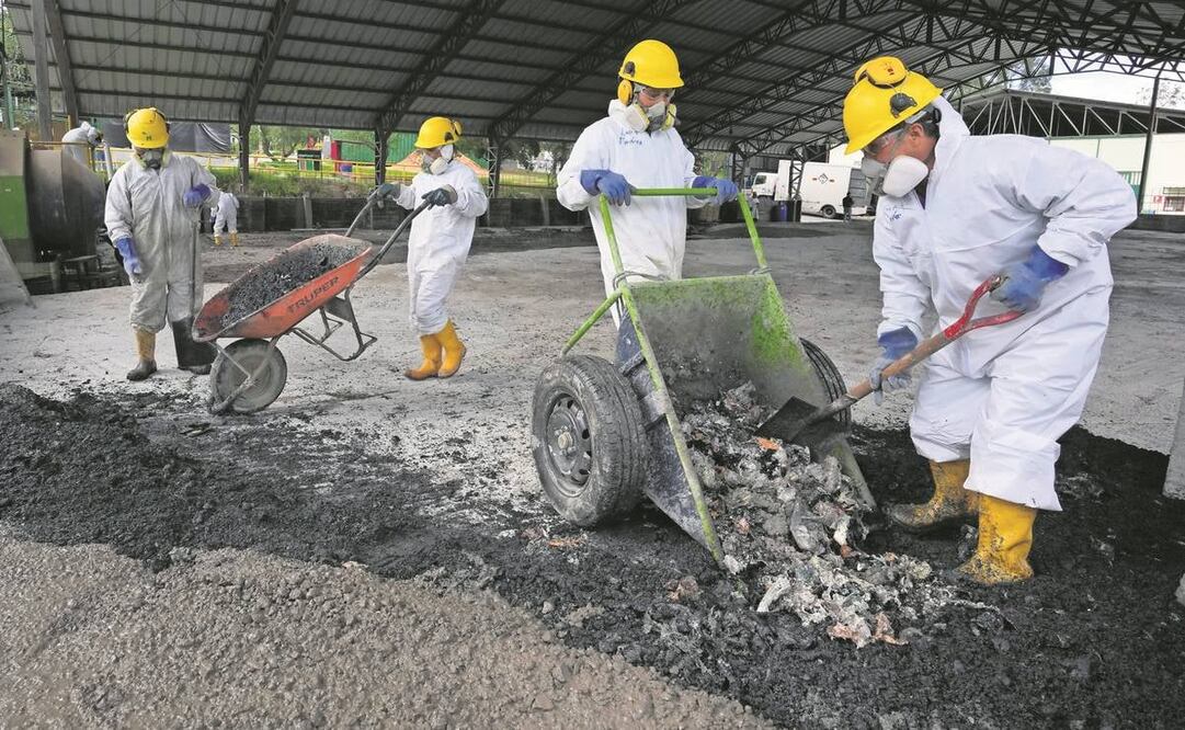 Trabajadores depositan drogas incautadas mezcladas con otros productos para crear una capa de concreto, en una instalación en Cayambe, Ecuador. Dolores Ochoa/AP
