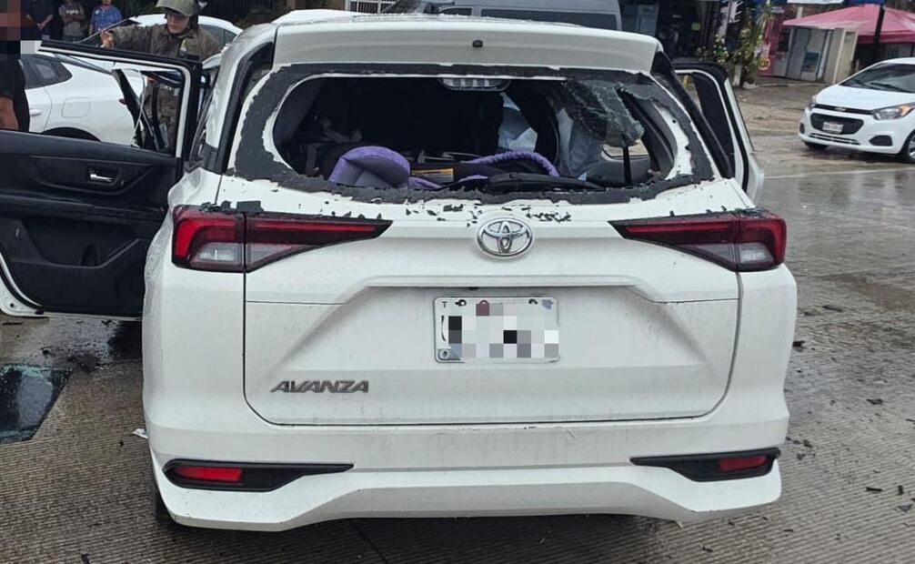 Dos autos quedaron afectados tras accidente vial en bulevar Luis Donaldo Colosio en Cancún (16/09/2025). Foto: Especial