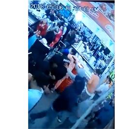 Nuevo video muestra cómo dispararon "Los Oaxacos" en la nuca a mujer policía en Central de Abasto