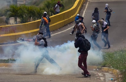 Suman cuatro muertos por ola de violentas protestas en Venezuela