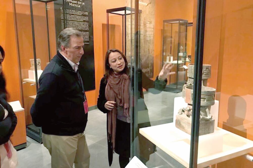 El precandidato del PRI, Partido Verde y Nueva Alianza, José Antonio Meade, visitó la exposición Mixtecos, señores de la lluvia, en Palacio Nacional. (CORTESÍA)