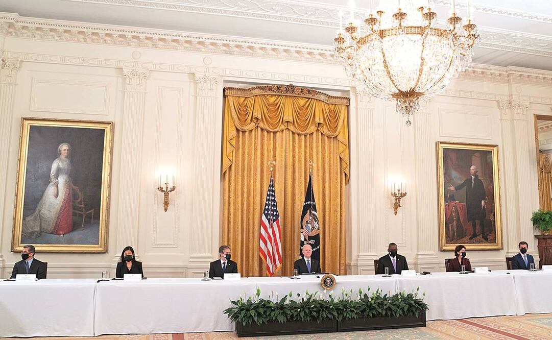 El presidente Joe Biden, ayer en la primera reunión de gabinete en la Casa Blanca, en Washington. Su administración propone inversiones para acabar con las disparidades raciales en Estados Unidos. Foto: EFE.