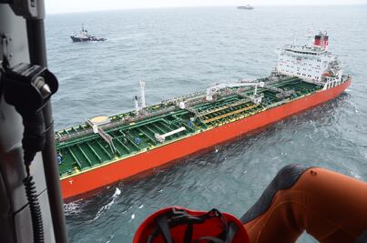 Barco petrolero y carguero chocan en Canal de la Mancha; no hay heridos