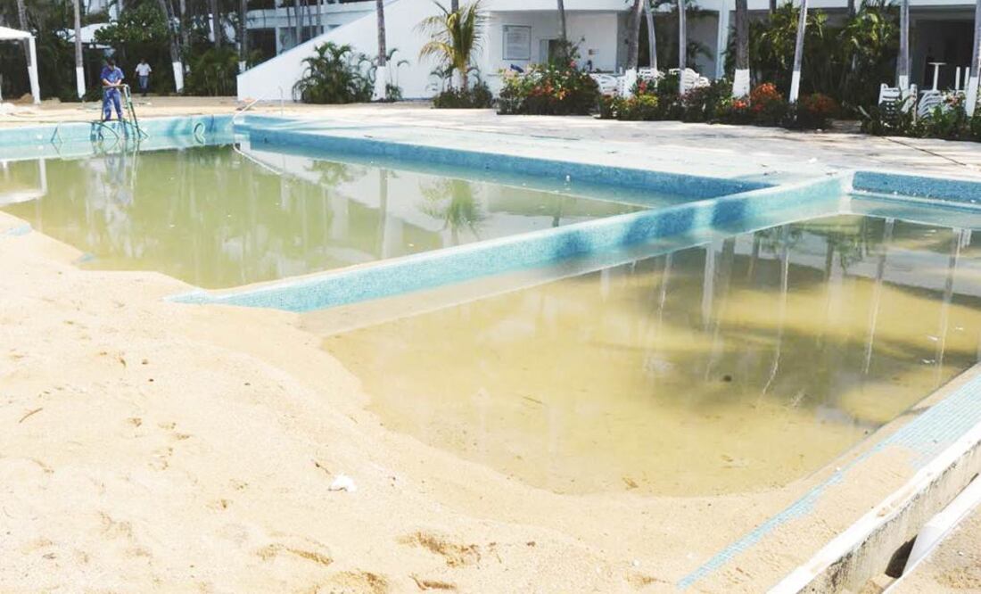 En la zona turística de Acapulco algunos hoteles han sido afectados en el área de las albercas que quedaron cubiertas de arena.