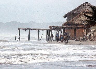 Muere uno por mar de fondo; rescatan a tres turistas