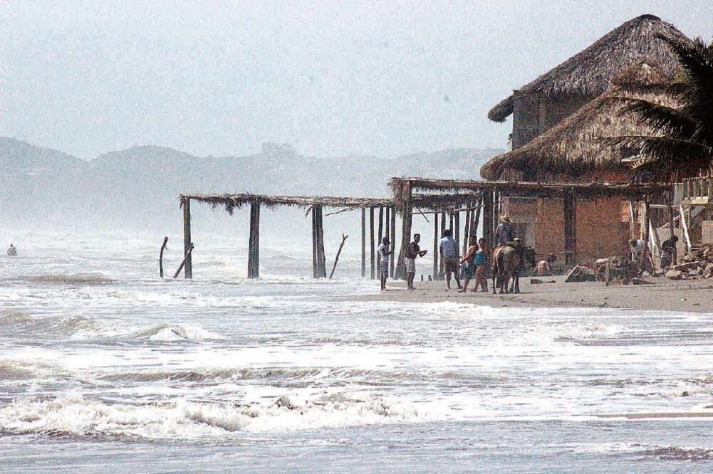 El fuerte oleaje de hasta 4.5 metros de altura aumentó los daños en seis restaurantes ubicados en la zona Diamante de Acapulco (ESPECIAL)