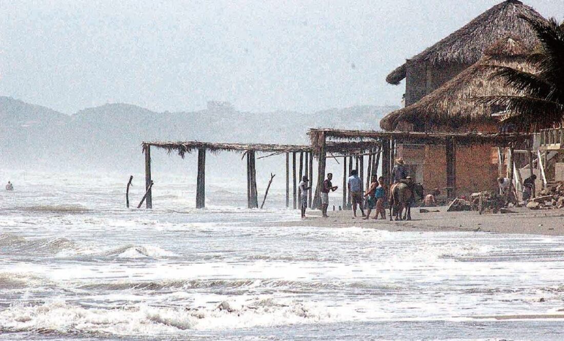 El fuerte oleaje de hasta 4.5 metros de altura aumentó los daños en seis restaurantes ubicados en la zona Diamante de Acapulco (ESPECIAL)
