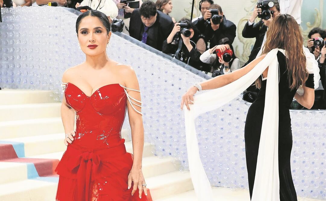 Salma Hayek optó por un diseño rojo de Gucci, Foto: Agencias