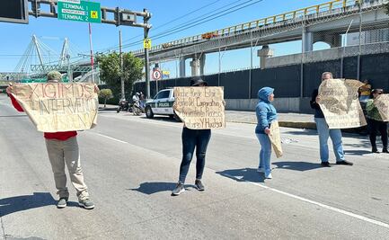Manifestantes bloquean Circuito Interior a la altura de la Terminal 1 del AICM