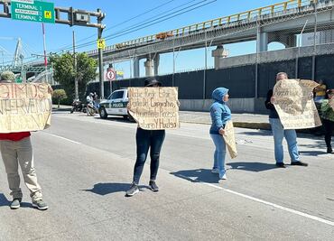 Manifestantes bloquean Circuito Interior a la altura de la Terminal 1 del AICM