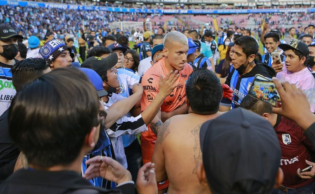 Washington Aguerre trató de controlar la trifulca - FOTO: Imago7