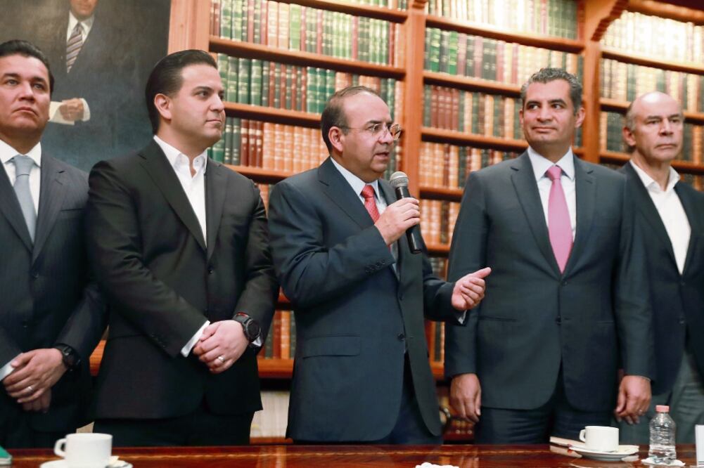 El secretario de Gobernación, Alfonso Navarrete Prida (centro), enumeró los acuerdos a los que llegaron con líderes y representantes de institutos políticos (ALEJANDRA LEYVA. EL UNIVERSAL)