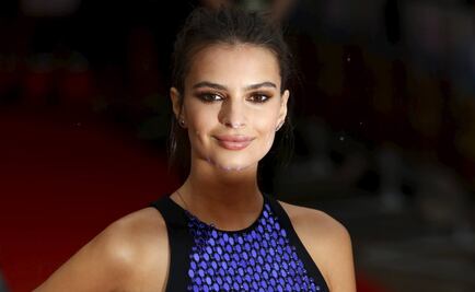 Emily Ratajkowski luce su abdomen plano en bikini