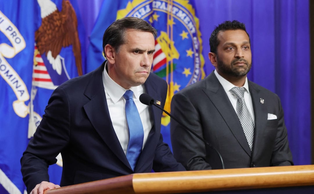 El fiscal general interino de Estados Unidos, Todd Blanche, junto al director del Buró Federal de Investigaciones (FBI), Kash Patel, en una conferencia de prensa para anunciar cargos contra el Southern Poverty Law Center. (21/04/2026) Foto: Anna Moneymaker / AFP