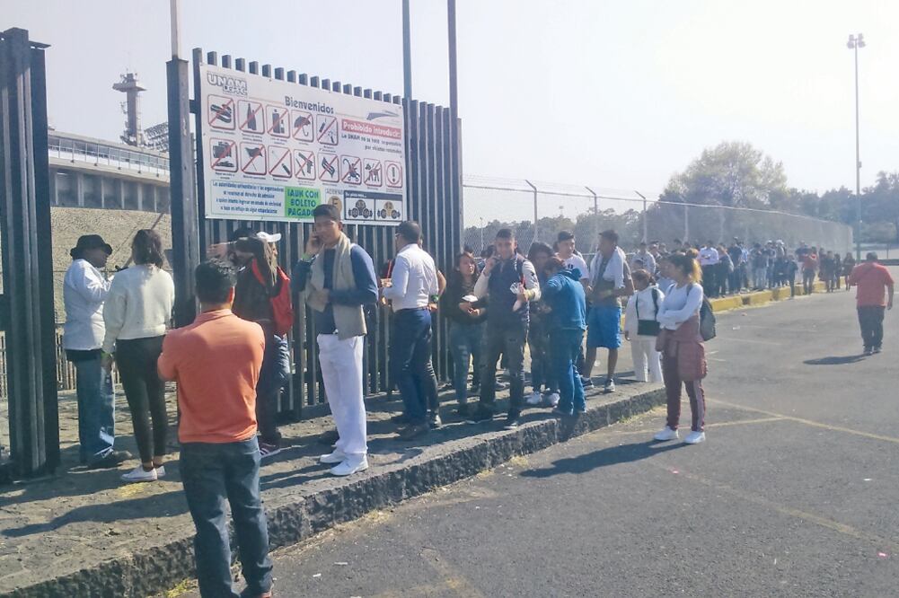 Paciencia han tenido los aficionados para un ticket. (CHRISTIAN MENDOZA. EL UNIVERSAL)