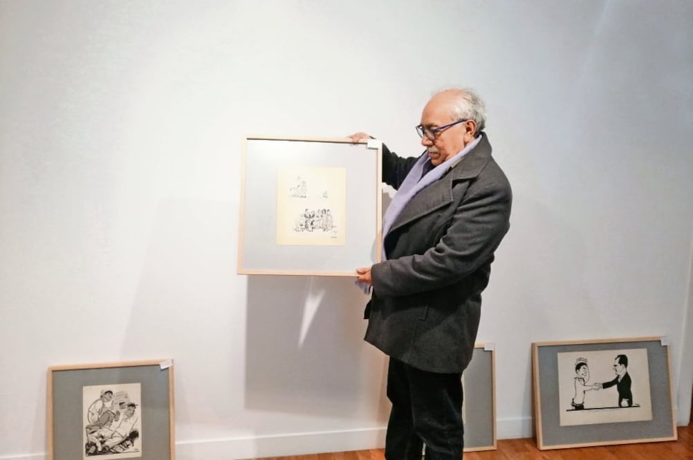 El curador Agustín Sánchez, durante el montaje de la exposición que desde hoy puede ser visitada en el Instituto de México de Madrid. (LUIS MÉNDEZ. EL UNIVERSAL)