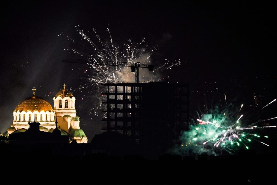 Los fuegos artificiales, sobre la catedral Aleksander Nevski en Sofía a primera hora del 1 de enero de 2024. Foto: AFP