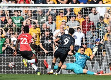 Raúl Jiménez se reencuentra con el gol 11 meses después y tras su brutal lesión