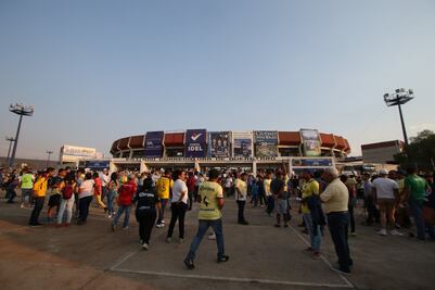 Aficionado saca machete previo al América vs León