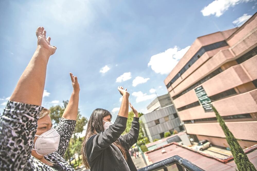 Claudia supo que podía saludar a su papá desde el puente porque un médico le dijo que la cama estaba cerca de la ventana. Foto: GERMÁN ESPINOSA. EL UNIVERSAL