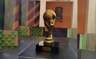 Iztapalapa recibe réplica del trofeo de la Copa del Mundo de la FIFA; será exhibida en el Museo Yancuic