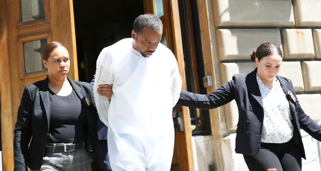 Kashaan Parks, al ser detenido por la policía. Se le acusa de haber atacado a una mujer a la que ahorcó con un cinturón, antes de violarla, en el Bronx, en Nueva York. FOTO: CAPTURA