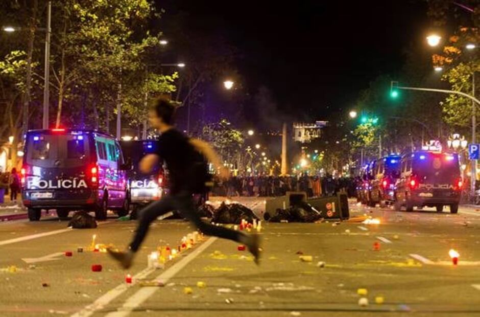 Se enfrentan policía e independentistas, en segundo día de tensión en Cataluña 