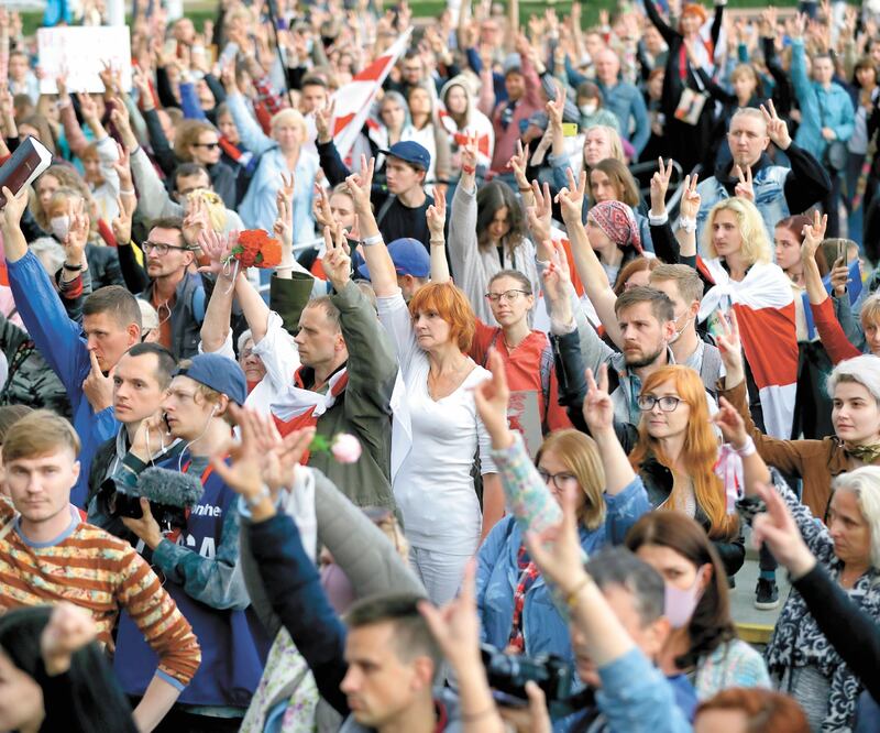 Manifestantes, al ser obstruidos por la policía en la plaza de la Independencia, en Minsk. Foto: SERGEI GRITS. AP