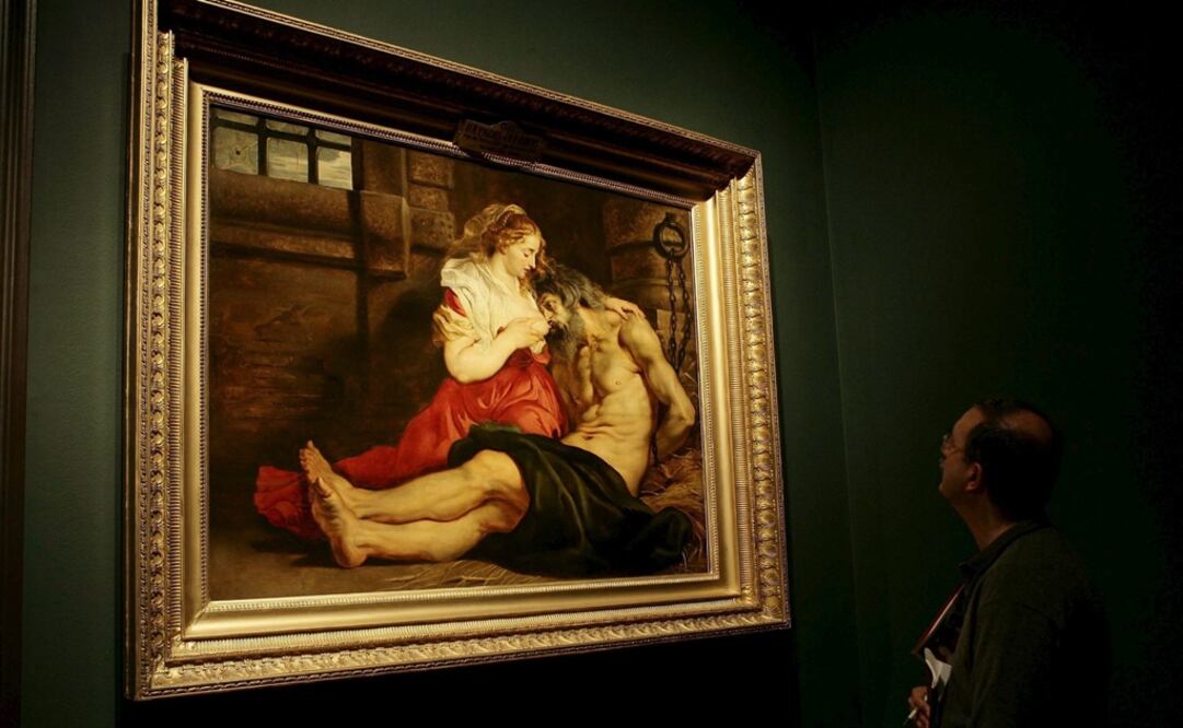 Un hombre mira el lienzo "Obra de caridad" de Peter Paul Rubens, uno de los artistas cuyas obras han sido borradas por Facebook. Foto: EFE/Hugo Philpott, archivo